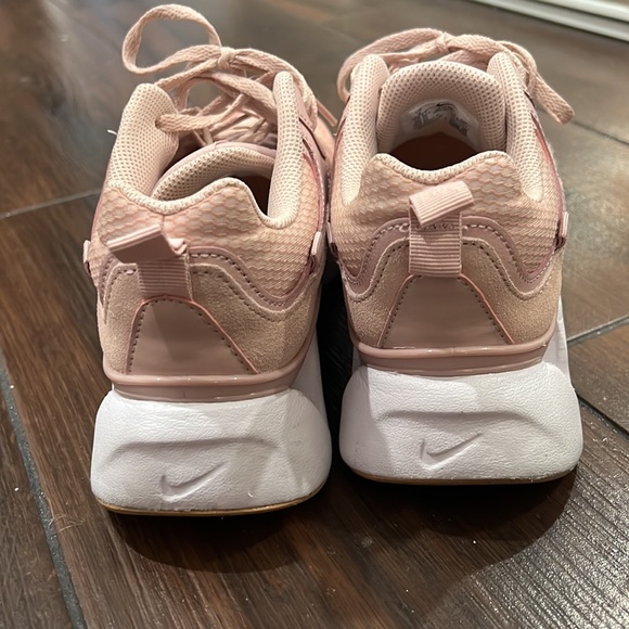 Nike RYZ 365 2 Barely Rose Sneaker - Picture 4 of 7